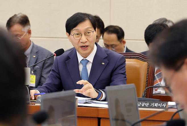 김성주 국민연금공단 이사장이 14일 국회에서 열린 보건복지위원회 국정감사에서 위원의 질문에 답하고 있다. 연합뉴스