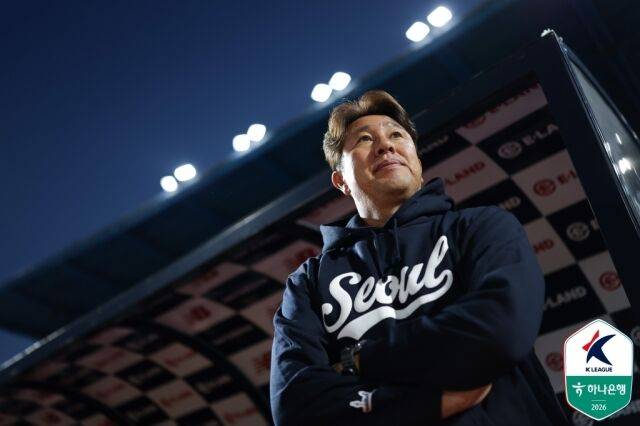 김도균 서울 이랜 감독이 19일 오후 7시 목동종합운동장에서 펼쳐진 대구FC와의 ‘하나은행 K리그2 2026’ 26라운드를 지켜보고 있다./한국프로축구연맹 제고