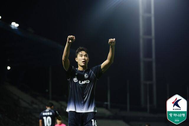 서울 이랜드의 박재용이 2026년 7월 목동종합운동장에서 열린 천안시티FC와의 경기에서 득점 후 세레머니를 하고 있다./프로축구연맹 제공