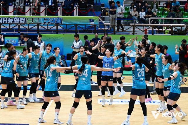 GS칼텍스 선수들이 18일 열린 한국도로공사와 2026 프로배구 컵대회 결승에서 우승을 확정한 뒤 코트 안에 모여 세리머니하고 있다./한국배구연맹(KOVO) 제공