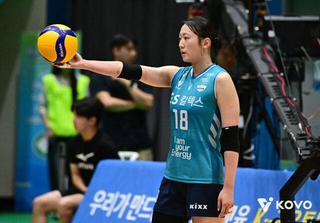 GS칼텍스 권민지가 18일 열린 한국도로공사와 2026 컵대회 결승전 도중 서브를 넣기 위해 준비하고 있다./한국배구연맹(KOVO) 제공