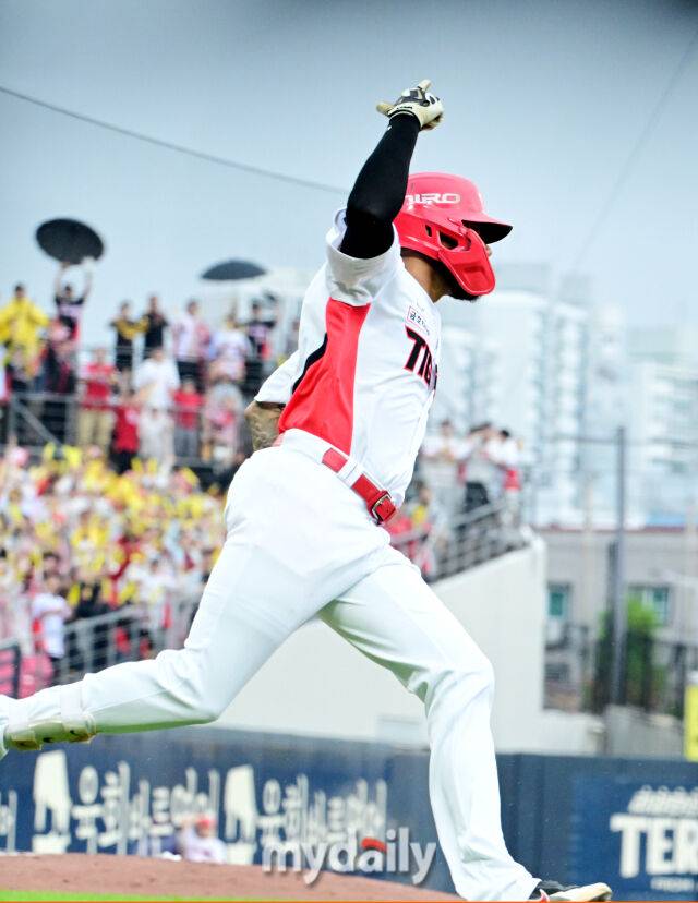18일 오후 광주 기아챔피언스필드에서 진행된 '2026 신한 SOL KBO리그 포스트시즌' 준플레이오프 2차전 KIA 타이거즈와 LG트윈스의 경기. KIA 카스트로가 1회말 1사 1,2루에서 적시타를 때린 뒤 환호하고 있다./광주=곽경훈 기자