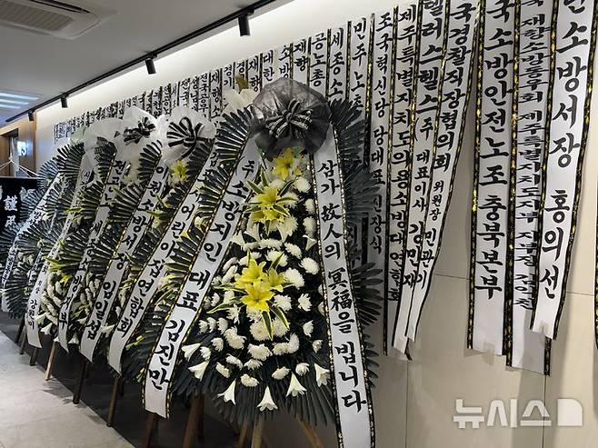 [부천=뉴시스]이시현 인턴기자=18일 경기 부천시 순천향대 부천병원 장례식장에 마련된 고(故) 김진석 소방위의 빈소. 2026.10.18.