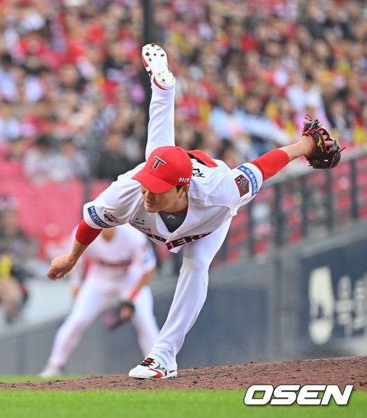 [OSEN=전남광주, 이석우 기자] 17일 광주-기아챔피언스필드에서 2026 신한 SOL KBO 리그 준플레이오프 KIA 타이거즈와 LG 트윈스의 1차전 경기가 열렸다. KIA는 올 시즌 79승 2무 63패 승률 .556 리그 3위를 기록했다. LG는 78승 1무 65패 승률 .545 리그 4위다. 상대전적에서는 KIA가 9승 7패로 앞선다. 가을야구 맞대결은 2016년 와일드카드 결정전 이후 10년 만이다.KIA 타이거즈 전상현이 역투하고 있다. 2026.10.17 / foto0307@osen.co.kr