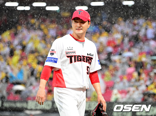 [OSEN=전남광주, 지형준 기자] 18일 광주-기아챔피언스필드에서 2026 신한 SOL KBO 준플레이오프 2차전 KIA 타이거즈와 LG 트윈스의 경기가 열렸다.홈팀 KIA는 올러가, 방문팀 LG는 임찬규가 선발 출전했다.8회초 2사 1,2루에서 마운드에 오른 KIA 전상현이 LG 이재원을 삼진 처리하며 기뻐하고 있다. 2026.10.18 / jpnews@osen.co.kr