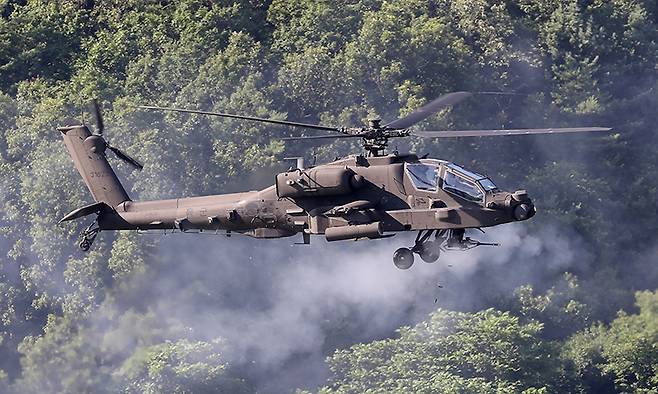 육군 AH-64E 공격헬기가 30㎜ 기관포를 사격하고 있다. 세계일보 자료사진