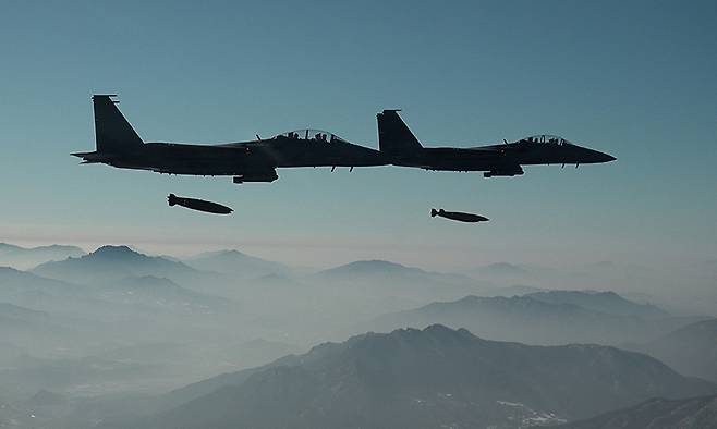 공군&nbsp;F-15K 전투기가 표적을 향해 MK-84 폭탄을 투하하고 있다. 세계일보 자료사진