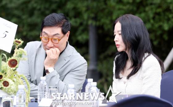 배우 이영애, 남편 정호영씨가 15일 서울 강동구 스테이지28에서 진행된 '제16회 아름다운 예술인상' 시상식에 참석해 자리하고 있다. /2026.10.15 /사진=김휘선 hwijpg@