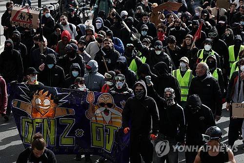 17일 프랑스 낭트에서 열린 고물가 항의 시위 [로이터 연합뉴스. 재판매 및 DB 금지]