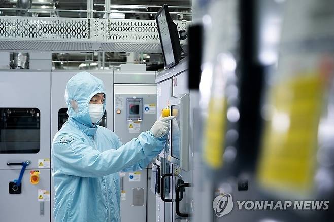 반도체 팹에서 근무 중인 직원 [연합뉴스 자료사진. SK하이닉스 제공. 재판매 및 DB 금지]