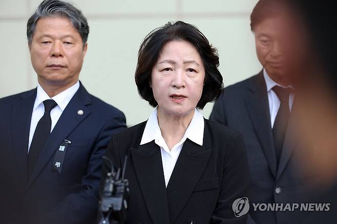 순직 소방관 빈소 조문 마친 추미애 경기도지사 (서울=연합뉴스) 추미애 경기도지사가 17일 경기도 순천향대 부천병원 빈소에 마련된 고(故) 김진석 소방위 빈소 조문을 마친 뒤 취재진 앞에서 발언하고 있다. 2026.10.17 [경기도 제공. 재판매 및 DB 금지] photo@yna.co.kr
