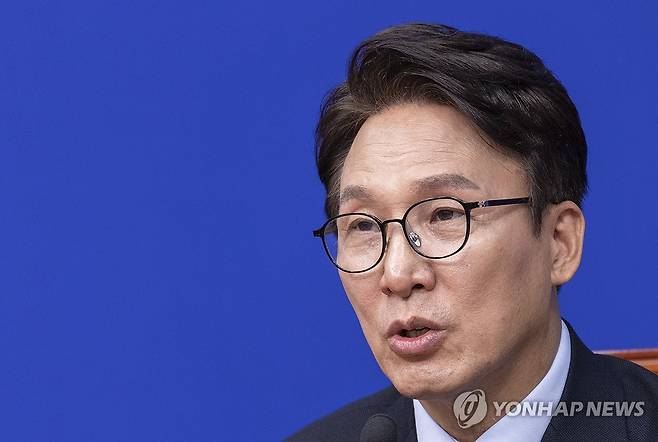 김민석 대표, 최고위원회의에서 발언 (서울=연합뉴스) 황광모 기자 = 더불어민주당 김민석 대표가 12일 국회에서 열린 최고위원회의에서 발언하고 있다. 2026.10.12 hkmpooh@yna.co.kr