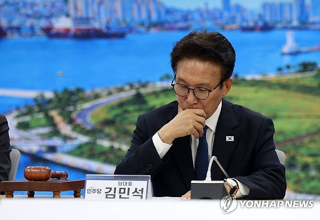 생각에 잠긴 김민석 대표 (부산=연합뉴스) 손형주 기자 = 더불어민주당 김민석 대표가 16일 부산 동구 민주당 부산시당에서 열린 최고위원회에서 생각에 잠겨 있다. 2026.10.16 handbrother@yna.co.kr