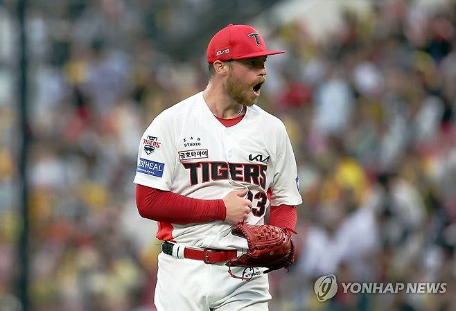 호투 마친 올러의 포효 (전남광주=연합뉴스) 민현기 기자 = 18일 광주기아챔피언스필드에서 열린 프로야구 2026 포스트시즌 준플레이오프 2차전 LG 트윈스와 KIA 타이거즈의 경기. KIA 선발투수 올러가 6이닝 동안 2점만 내준 뒤 투구를 마치고 마운드를 내려오며 포효하고 있다. 2026.10.18 mhk0226@yna.co.kr