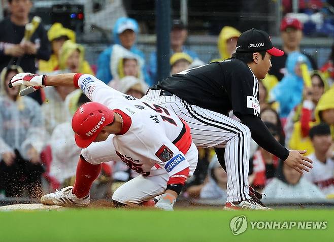 빠른 발 박재현 3루로 진루 (전남광주=연합뉴스) 조남수 기자 = 18일 전남광주통합특별시 광주기아챔피언스필드에서 열린 프로야구 2026 포스트시즌 준플레이오프 2차전 LG 트윈스와 KIA 타이거즈의 경기. KIA 7회말 무사 2루에서 김도영의 외야플라이 때 2루주자 박재현이 3루로 뛰어 세이프되고 있다. 2026.10.18 iso64@yna.co.kr