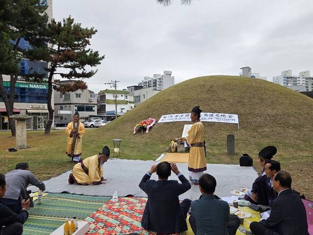 충간문화제에서 진평왕과에게김후직 병부령이 충간하는 장면을 연극으로 연출하고 있다. 강시일 기자