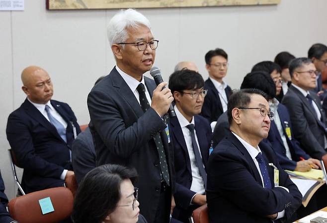 성윤석 유웨이어플라이 대표가 지난12일 서울 여의도 국회에서 열린 교육위원회 국정감사(한국학중앙연구원 등)에서 증인으로 출석해 질의에 답변하고 있다. (사진=뉴시스)