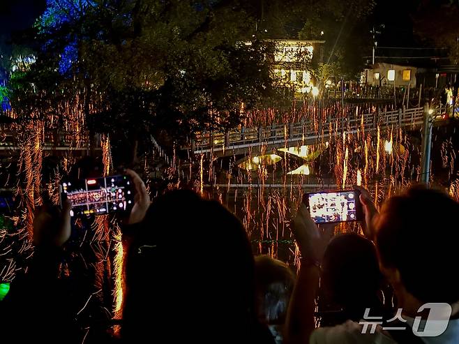 함안 낙화놀이를 즐기는 일본인 관광객들ⓒ 뉴스1 윤슬빈 관광전문기자