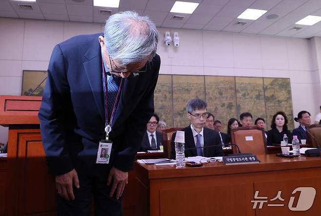 유홍준 국립중앙박물관장이 19일 서울 여의도 국회에서 열린 문화체육관광위원회의 국립중앙박물관 등에 대한 국정감사에서 업무보고를 하기 전 친일반민족행위자의 글씨를 독립운동가의 유묵으로 잘못 전시한 데 대해 고개 숙여 사과하고 있다. 2026.10.19 ⓒ 뉴스1 김성진 기자