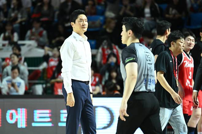 SK 전희철 감독이 18일 잠실학생체육관에서 열린 2026~2027 KCC 프로농구 정규리그 소노와 경기를 준비하고 있다. 사진 | KBL