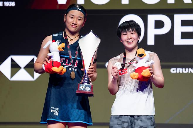 Winner An Se Young of South Korea, left, and runner-up Akane Yamaguchi of Japan pose after their women's singles final at the Denmark Badminton Open in Odense, Sunday, Oct. 18, 2026. (Frank Cilius/Ritzau Scanpix via AP) DENMARK OUT; MANDATORY CREDIT        <저작권자(c) 연합뉴스, 무단 전재-재배포, AI 학습 및 활용 금지>