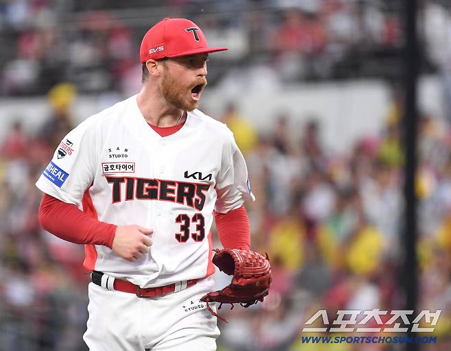 18일 전남광주 기아챔피언스필드에서 준PO 2차전 KIA와 LG의 경기가 열렸다. 6회 투구를 마치고 환호하는 KIA 선발 올러. 광주=송정헌 기자songs@sportschosun.com/2026.10.18/