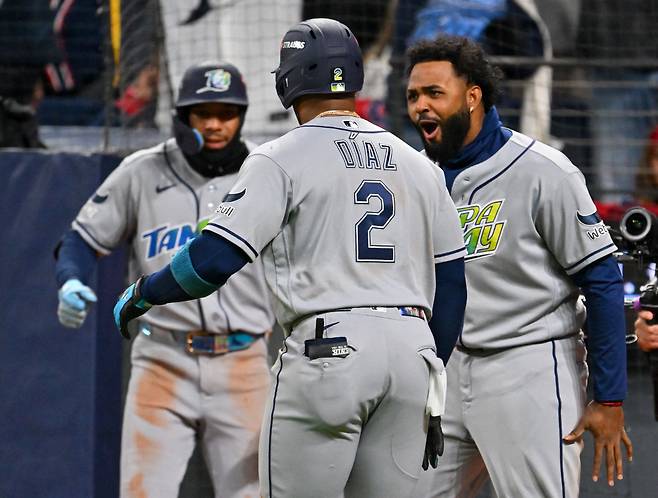 CLEVELAND, OHIO - OCTOBER 17: Yandy Diaz #2 of the Tampa Bay Rays celebrates with Junior Caminero #13 after hitting a two run Home Run during the ninth inning against the Cleveland Guardians in game four of the American League Championship Series at Progressive Field on October 17, 2026 in Cleveland, Ohio.   Jason Miller/Getty Images/AFP (Photo by Jason Miller / GETTY IMAGES NORTH AMERICA / Getty Images via AFP)







<저작권자(c) 연합뉴스, 무단 전재-재배포, AI 학습 및 활용 금지>