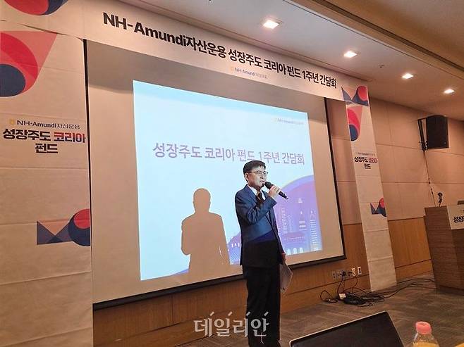 신용인 NH아문디자산운용 부사장이 19일 서울 여의도 FKI타워에서 열린 ‘성장주도 코리아 펀드’ 1주년 간담회에서 인사말을 전하고 있다. ⓒ데일리안 서진주 기자