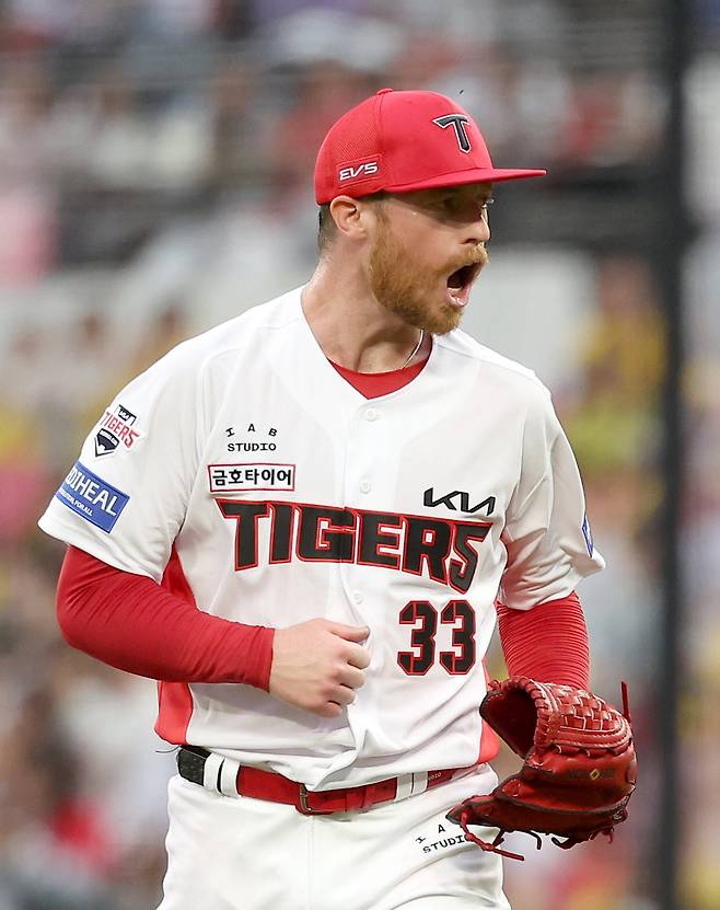 18일 전남광주 북구 광주기아-챔피언스필드에서 열린 2026 KBO 포스트시즌 준플레이오프 LG 트윈스 vs KIA 타이거즈 2차전 경기, 6회초 2사 주자 1루 상황 KIA 선발투수 올러가 투구를 마치며 포효하고 있다. 2026.10.18 전남광주=뉴시스