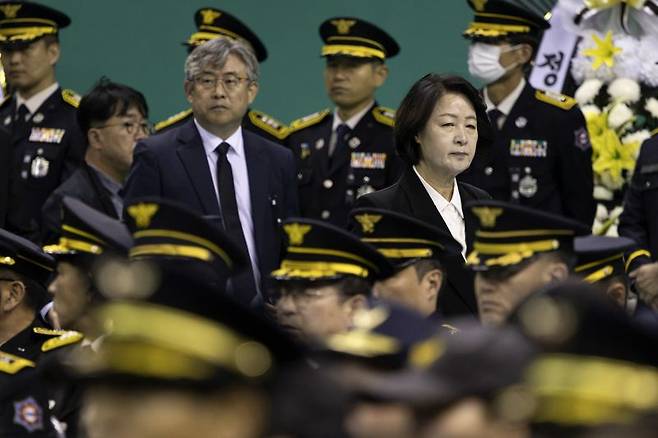 추미애 경기도지사가 19일 오전 경기 부천시 부천체육관에서 엄수된 고 김진석 소방위 영결식에 참석하고 있다.(공동취재)