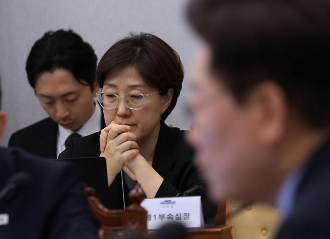 이재명 대통령이 9월 11일 청와대에서 열린 수석 보좌관 회의에서 발언하고 있다. 김현지 제1 부속실장이 발언을 듣고있다. 청와대사진기자단