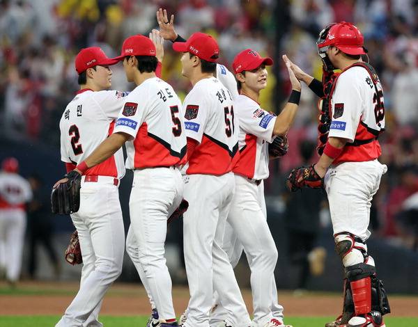 KIA 타이거즈 선수단이 지난 18일 광주 기아챔피언스필드에서 열린 2026 프로야구 포스트시즌 준플레이오프 LG 트윈스와의 2차전 경기에서 6-3로 이긴 뒤 기뻐하고 있다. 연합뉴스