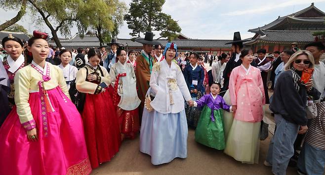 A group of people wear hanbok (traditional Korean attire) at Gyeongbok Palace in central Seoul on Oct. 19. NEWS1