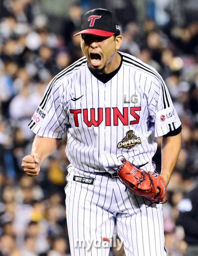 14일 오후 서울 잠실야구장에서 진행된 '2026 신한 SOL KBO 리그' 포스트시즌 와일드카드 결정전 1차전 두산과 LG의 경기. LG 선발 카라스코가 6회말 2사 안재석을 중견수 플라이로 잡은 뒤 포효하고 있다./마이데일리