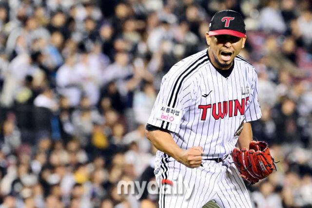 14일 오후 서울 잠실야구장에서 진행된 '2026 신한 SOL KBO 리그' 포스트시즌 와일드카드 결정전 1차전 두산과 LG의 경기. LG 선발 카라스코가 6회말 2사 안재석을 중견수 플라이로 잡은 뒤 포효하고 있다./마이데일리