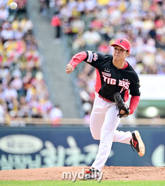 2026년 10월 4일 오후 서울 잠실구장에서 열린 '2026 신한 SOL KBO리그' KIA 타이거즈와 LG 트윈스의 경기. KIA 선발투수 시라카와가 역투하고 있다./마이데일리