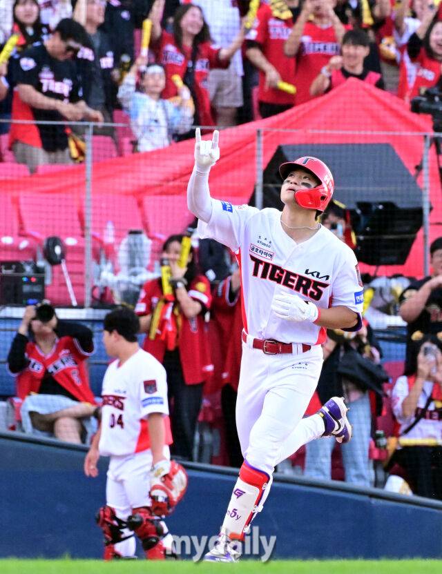 17일 오후 광주 기아챔피언스필드에서 진행된 '2026 신한 SOL KBO리그 포스트시즌' 준플레이오프 1차전 KIA 타이거즈와 LG트윈스의 경기. KIA 김도영이 8회말 2사 1루에서 장현식을 상대로 투런 홈런을 때린 뒤 그라운드를 돌고 있다./광주=곽경훈 기자 kphoto@mydaily.co.kr