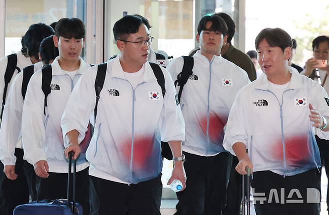 [인천공항=뉴시스] 박주성 기자 = 2026 아이치·나고야 아시안게임 야구 대표팀 류지현 감독과 최원호 투수코치를 비롯한 선수들이 18일 오전 인천공항 제2여객터미널을 통해 출국하고 있다. 2026.09.18. park7691@newsis.com