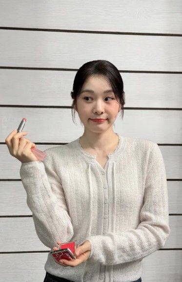 = Figure Skating Queen Yuna Kim has revealed her recent whereabouts.Yuna Kim posted several photos on social media on the 19th.In the photos, Yuna Kim is seen wearing a white knit cardigan and applying lipstick.With her hair tied back naturally, Yuna Kim is looking in the mirror and concentrating on her makeup.Her simple attire and natural vibe are eye-catching.In another photo, she reveals her innocent charm with a faint smile while holding lipstick in her hand.Yuna Kim married Go Woo-rim, a member of the group Forestella, in October 2022.☞Gonggam Media