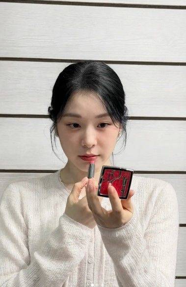 = Figure Skating Queen Yuna Kim has revealed her recent whereabouts.Yuna Kim posted several photos on social media on the 19th.In the photos, Yuna Kim is seen wearing a white knit cardigan and applying lipstick.With her hair tied back naturally, Yuna Kim is looking in the mirror and concentrating on her makeup.Her simple attire and natural vibe are eye-catching.In another photo, she reveals her innocent charm with a faint smile while holding lipstick in her hand.Yuna Kim married Go Woo-rim, a member of the group Forestella, in October 2022.☞Gonggam Media