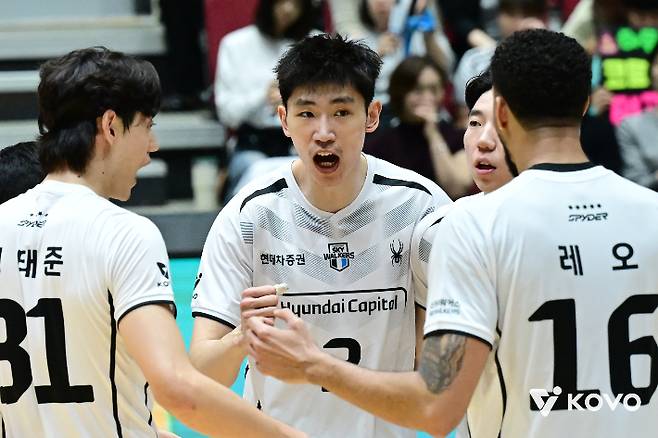 현대캐피탈 장추안이 19일 OK저축은행과 경기에서 득점한 뒤 동료들과 세리머니하고 있다. KOVO