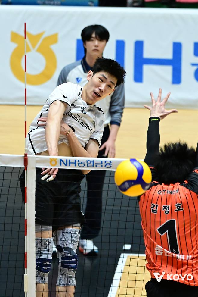 장추안의 타점 높은 강타 모습. KOVO