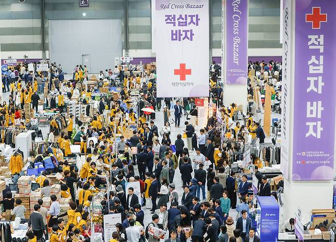19일 서울 강남구 코엑스에서 '2026 적십자 바자'가 열린 가운데 적십자 회원, 시민들이 물품을 구매하고 있다.
