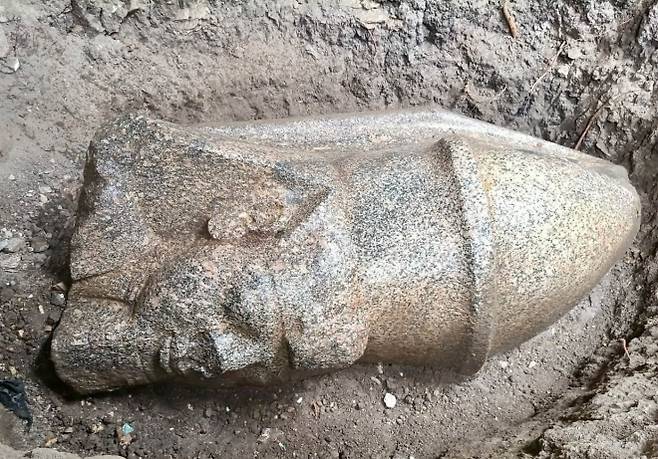 나일강 삼각주(델타) 지역에서 람세스 2세를 묘사한 것으로 추정되는 거대 두상과 람세스 2세 칭호가 새겨진 화강암 조각 등이 최근 발견됐다고 지난 14일(현지시간) 이집트 관광유물부가 밝혔다. 이집트 관광유물부 페이스북 캡처