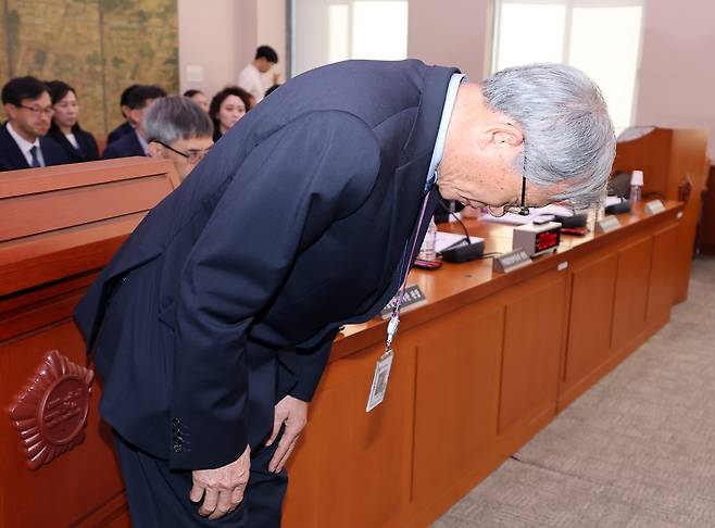 유홍준 국립중앙박물관장이 19일 국회 국정감사에서 고개 숙여 사과하고 있다. 연합뉴스