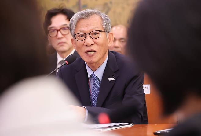 유홍준 국립중앙박물관장이 19일 국회 국정감사에서 발언하고 있다. 연합뉴스