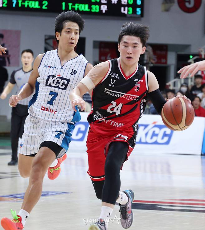 2026-2027 KCC 프로농구 안양 정관장 대 부산 KCC 경기가 18일 경기도 안양 정관장아레나에서 열렸다. 정관장 뮨유현이 KCC 허훈을 제치고 골밑 돌파를 하고 있다. /사진=김진경 kim.jinkyung@