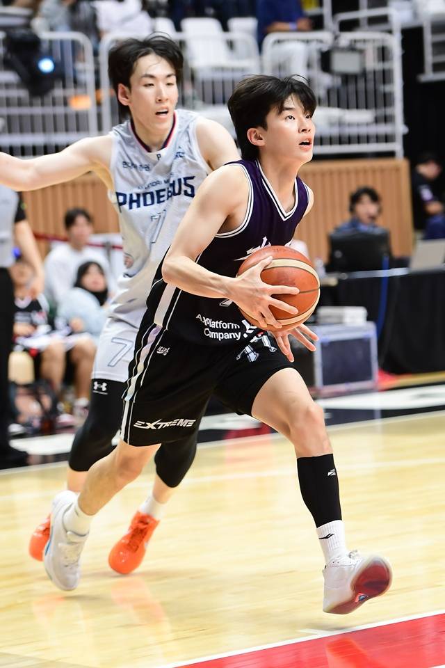 경기에 집중하는 강성욱(오른쪽). /사진=KBL 제공