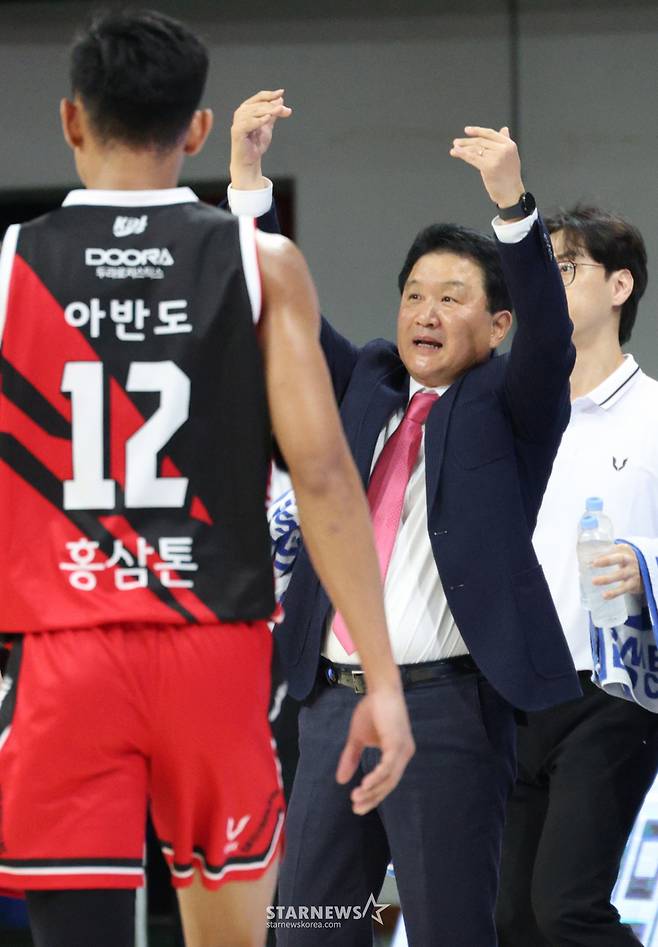 2026-2027 KCC 프로농구 안양 정관장 대 부산 KCC 경기가 18일 경기도 안양 정관장아레나에서 열렸다.  정관장 유도훈 감독이 작전 지시를 하고 있다. /사진=김진경 kim.jinkyung@