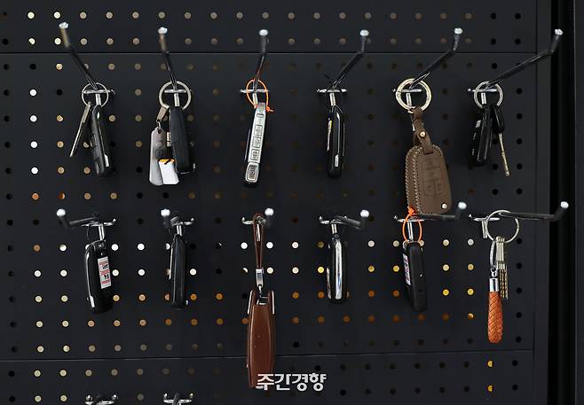길 대표의 사무실 벽에 고인들이 남긴 차량 열쇠가 걸려 있다. 고인 명의 차도 상속재산이어서 상속 절차가 끝나기 전에는 처분할 수 없다. 김정근 선임기자